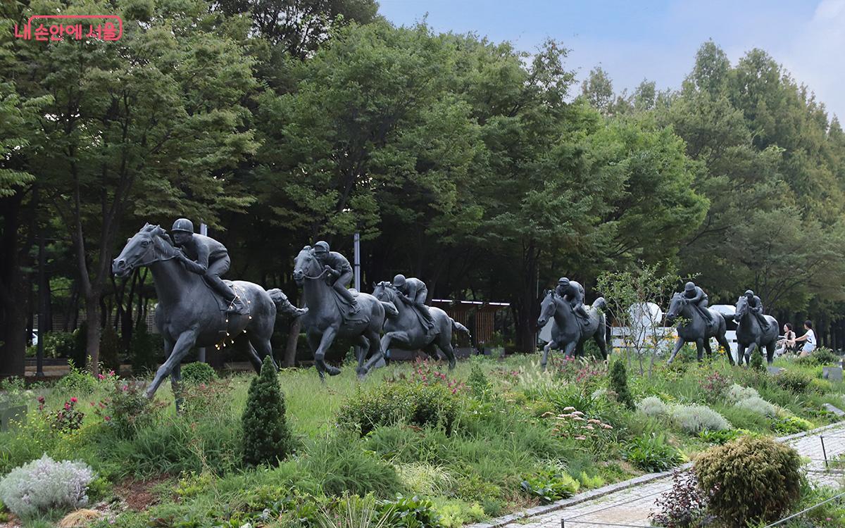 '별빛산책 스스로 탐방'은 안내자 없이 지도를 갖고 걸으며 자연과 교감하는 투어 프로그램이다. ©정향선