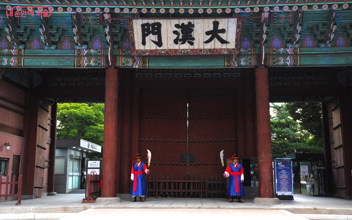 '밤의 수문장' 본 행사 중 궁궐 대문을 지키는 순라의식 퍼포먼스 ©조수봉