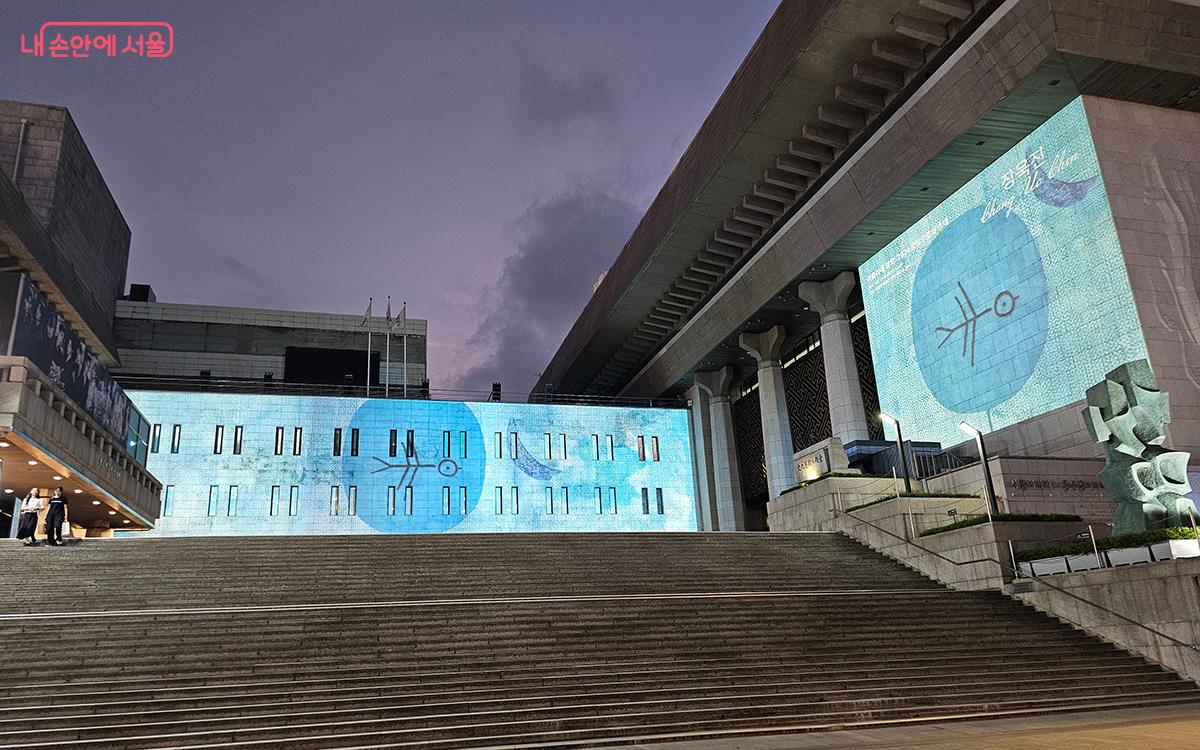 <해는 기울고, 달은 뜨고>는 단순한 풍경을 넘어, 마음속 평화와 위안을 전달한다. ©이혜숙