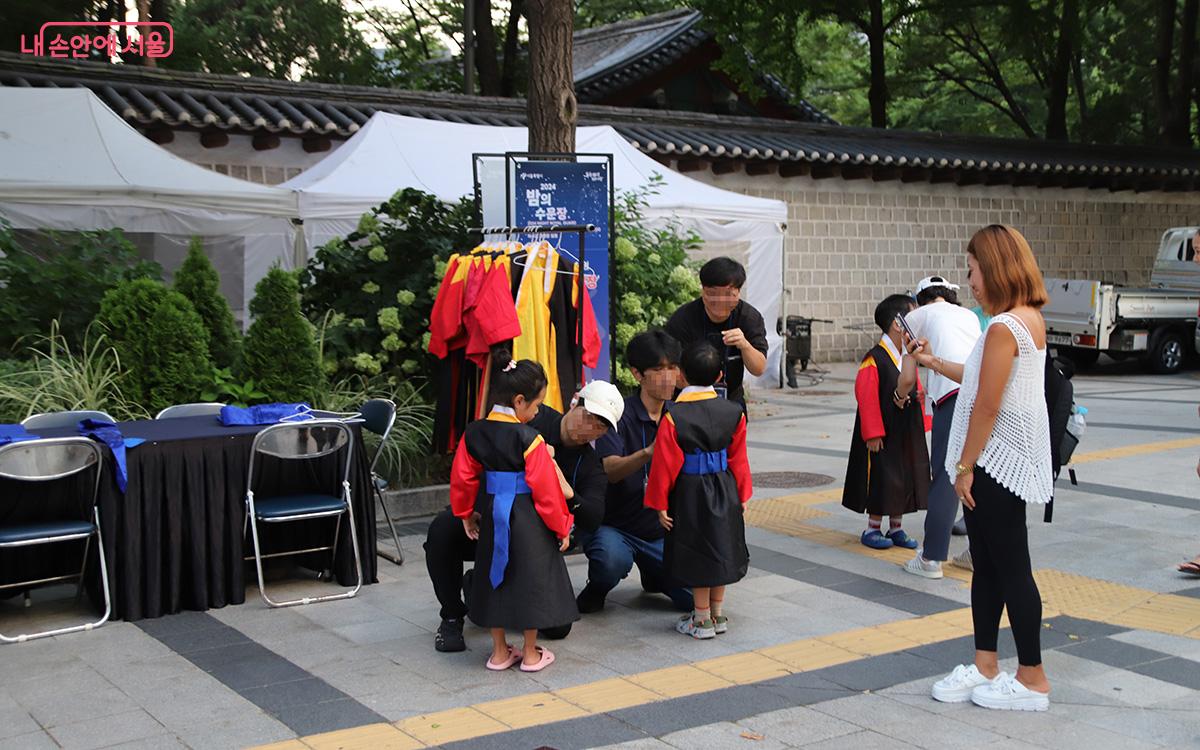 아이들은 화려한 수문장 복식을 입고, 궁궐에서 자신만의 전사로 변신하게 된다. ©이혜숙