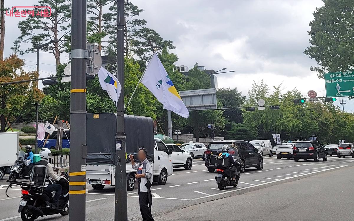 거리에 민방위 훈련을 알리는 현수막이 펄럭이고 있다. ⓒ김윤경