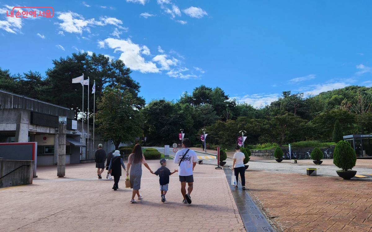 한국예술종합학교를 거쳐 의릉으로 이동한다. ⓒ김미선