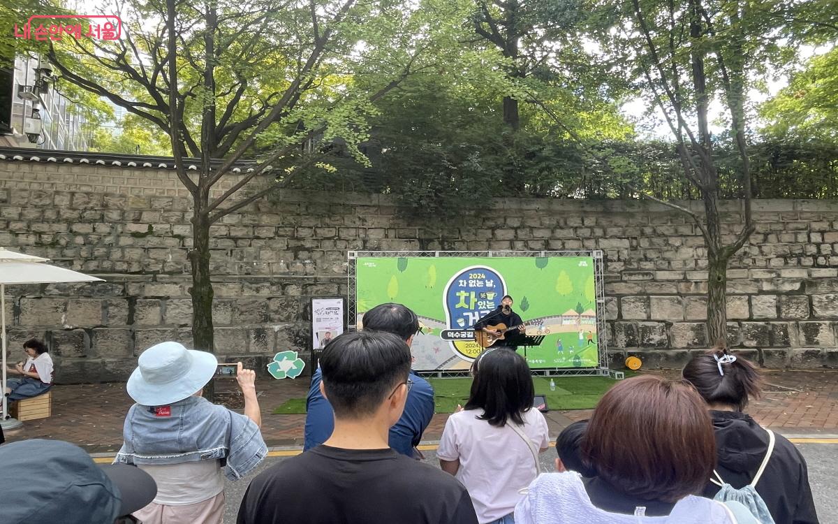 덕수궁 돌담길을 음악으로 채운 구석구석 라이브 무대 ©이정민