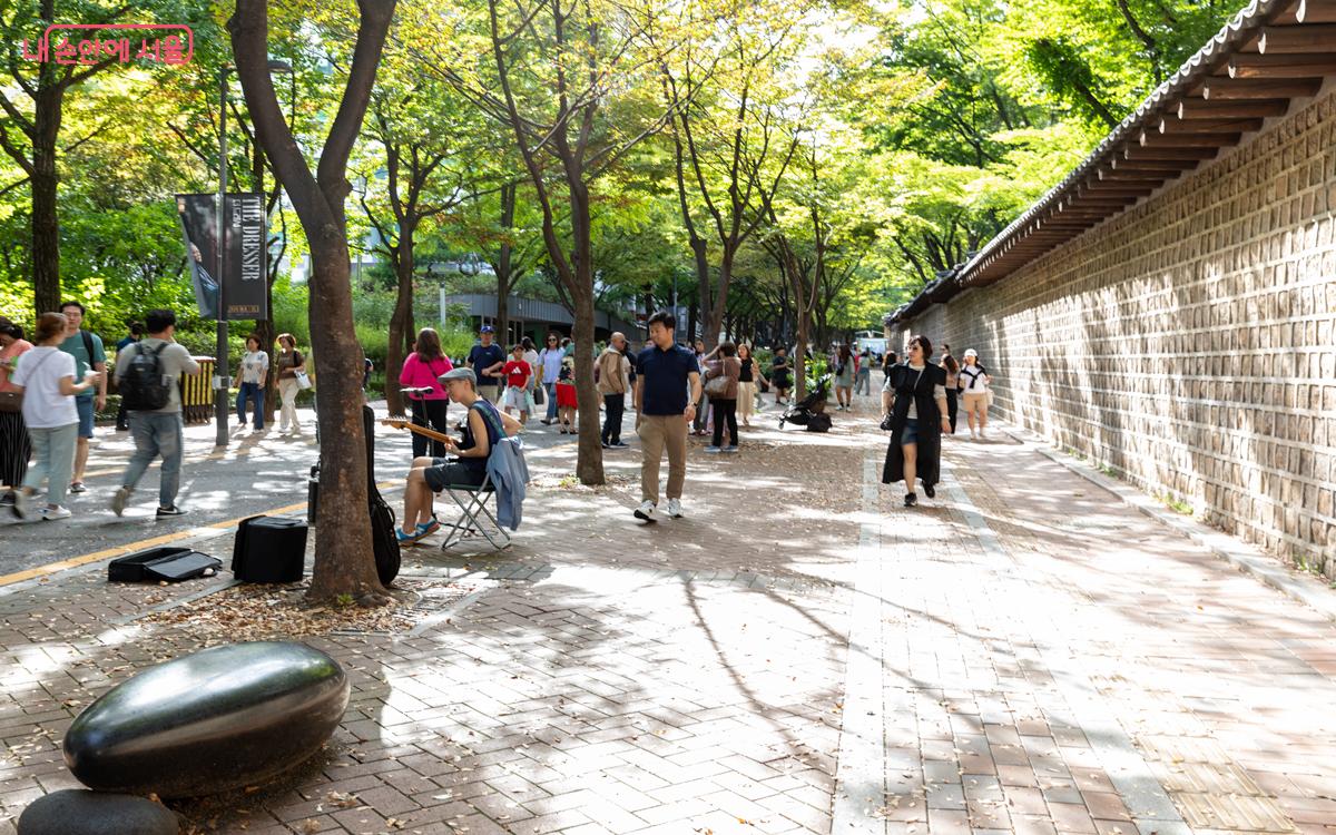 돌담길을 비추는 투명한 햇살과 그림자가 멋진 가을 풍경을 만들어 낸다. ©문청야