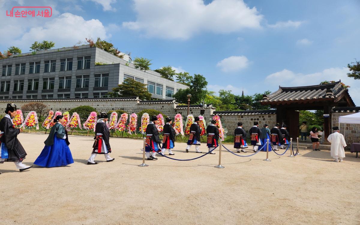 석전제 행사가 끝난 후 성균관 관계자들이 퇴장하고 있다. ⓒ윤혜숙