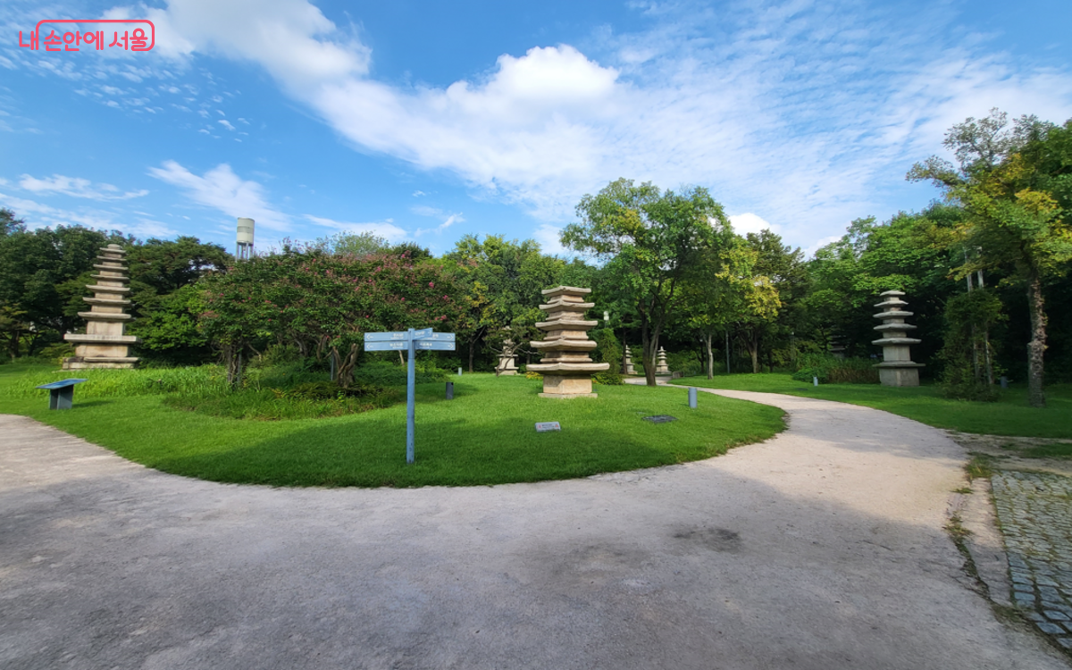 국립한글박물관과 연결된 국립중앙박물관 석조물정원 ©김주희