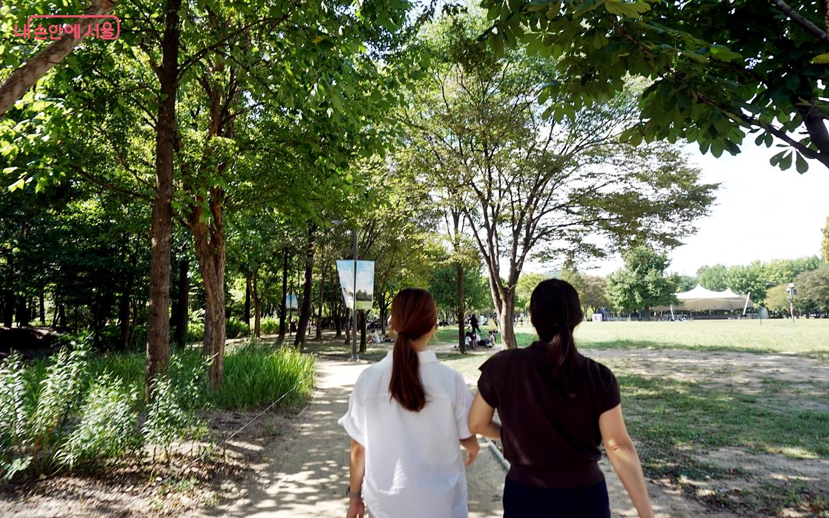 시민들이 서울뷰티트래블위크를 알리는 현수막을 보며 걷고 있다. ⓒ김윤경