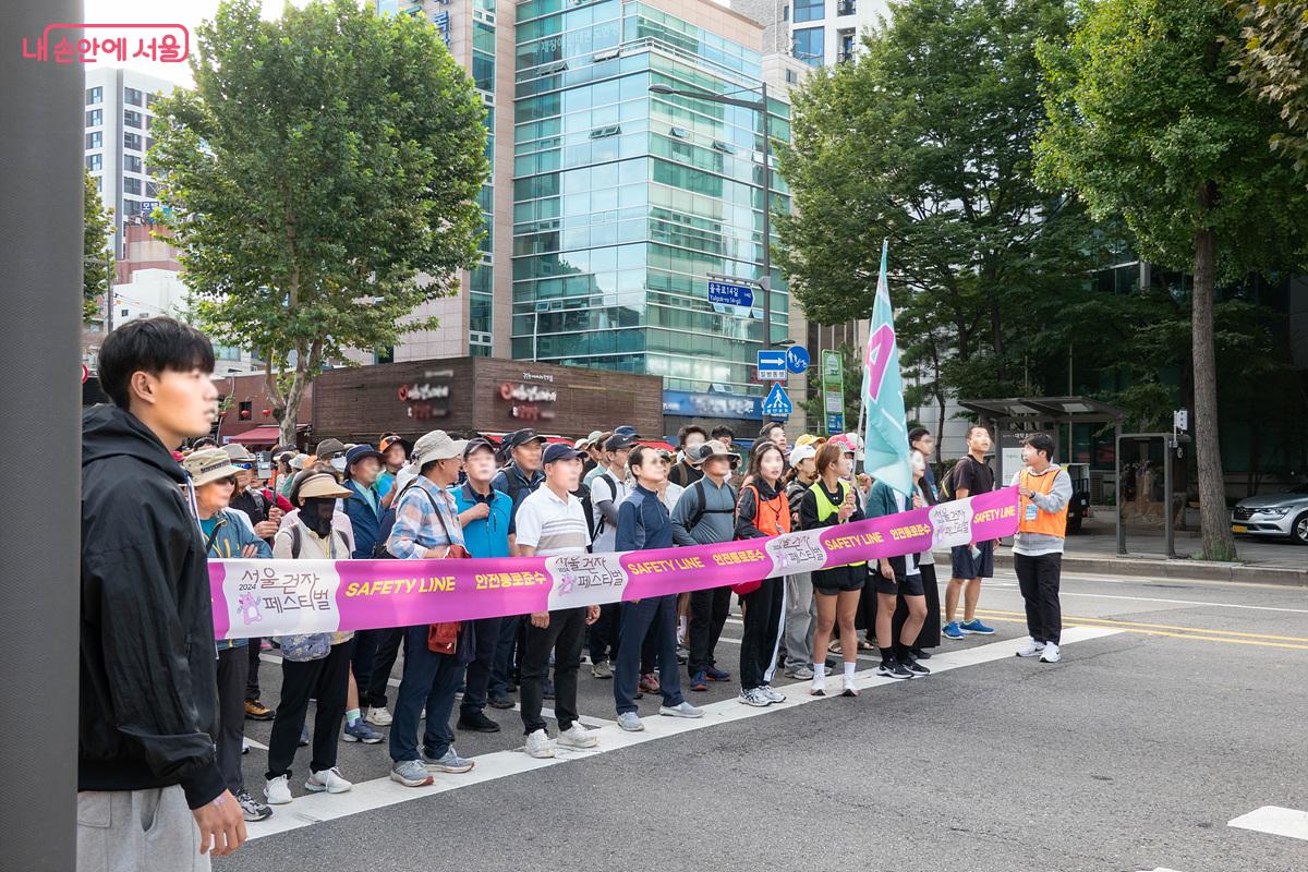 진행요원들이 곳곳에서 안전을 위해 관리하고 있다. ©김인수