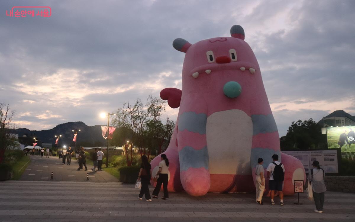 노을 진 하늘과 열린송현 녹지광장, 그리고 해치 ⓒ조수연