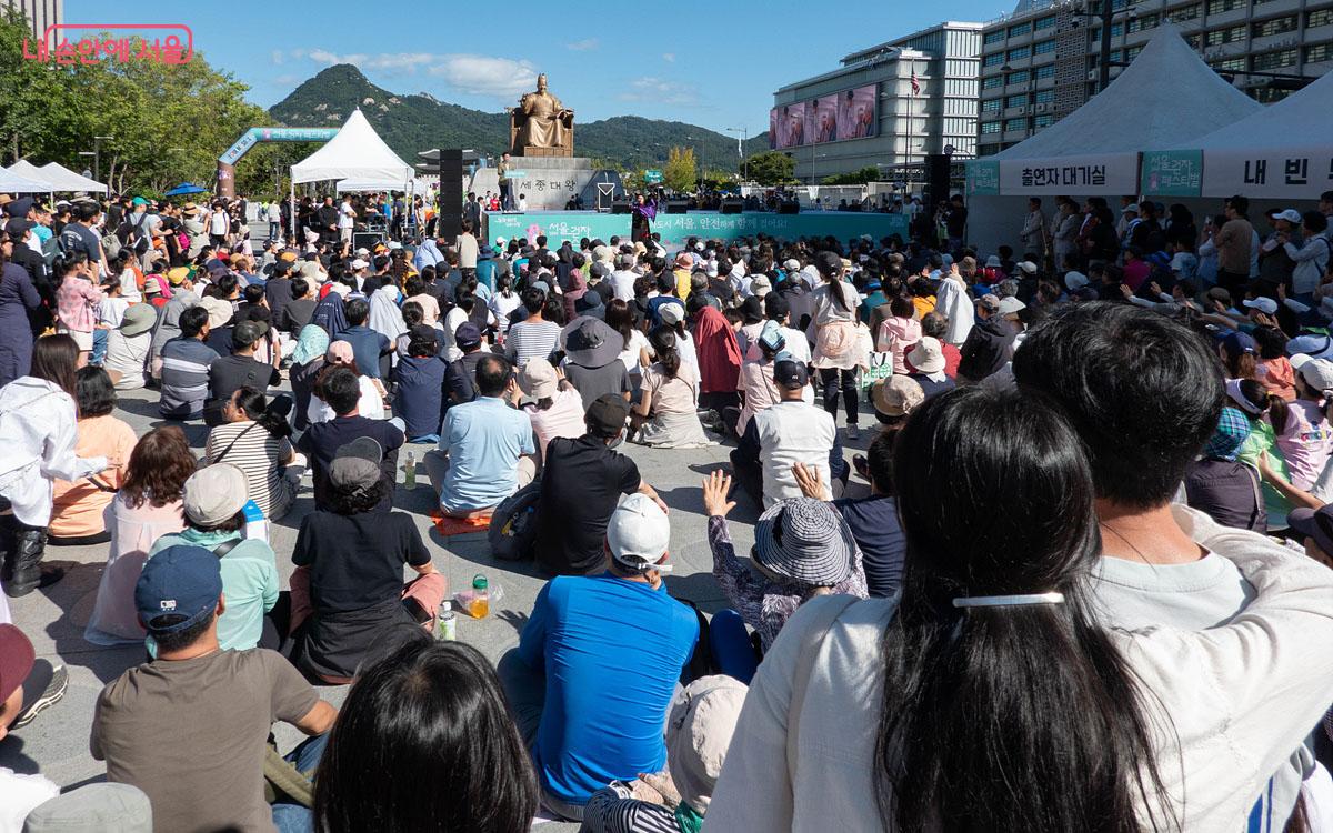 '2024 서울 걷자 페스티벌' 행사 참가자를 위해 광화문광장에서는 공연 이벤트가 열렸다. ©김인수