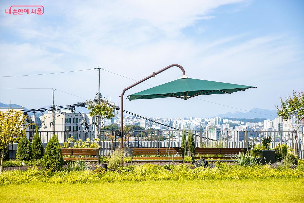 서울 도심을 바라다볼 수 있는 전망대의 역할까지 하고 있는 버티옥상정원 ©임중빈