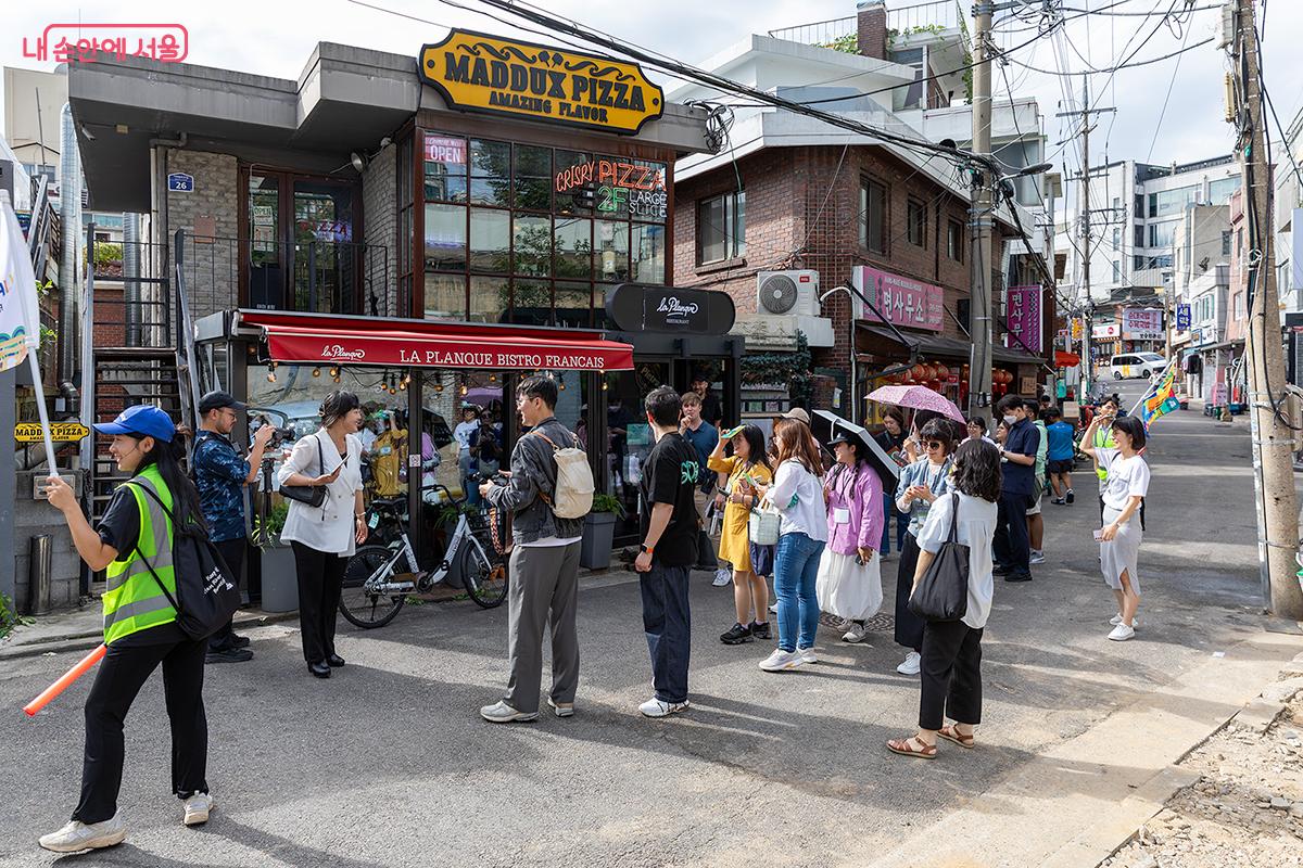 이태원 거주 15년 차인 줄리안이 수많은 상인과 친근감 있게 인사하는 모습이 인상 깊었다. ©문청야