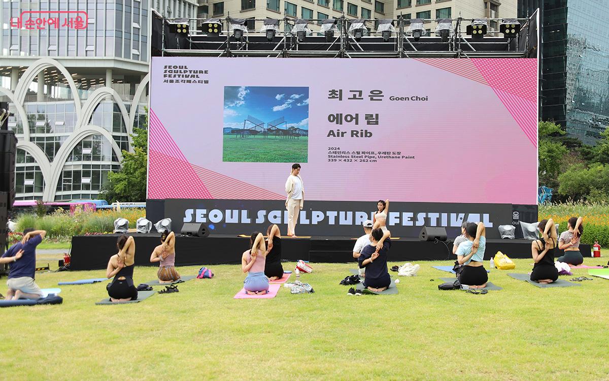 최고은 작가의 '에어립' 작품을 배경으로 선보이는 요가 동작 ⓒ이혜숙  