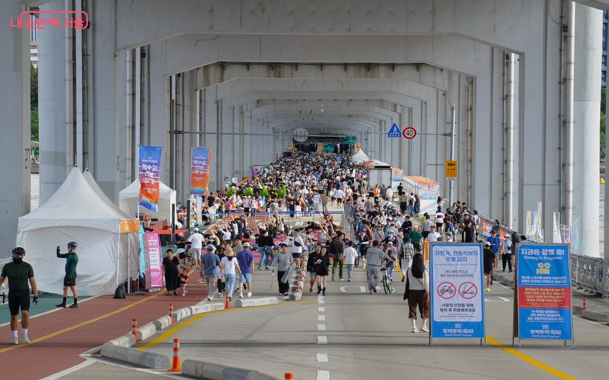 선선해진 날씨에 많은 시민들이 ‘2024 차 없는 잠수교 뚜벅뚜벅 축제’에 참여했다. ⓒ조수봉