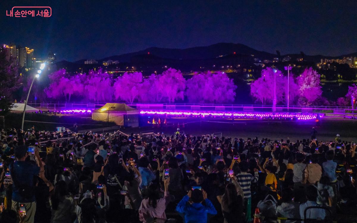 하늘을 가득 채운 드론들이 만들어내는 빛의 향연 ©강중원