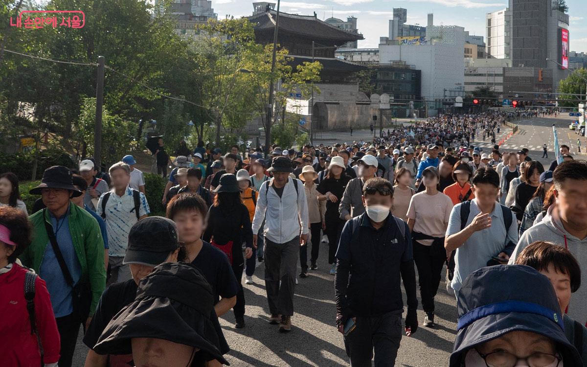 도심 주요 도로의 주인인 이 날 참가자 5,000명이 '서울 걷자 
페스티벌'에 참여해 걷고 있다. ©김인수