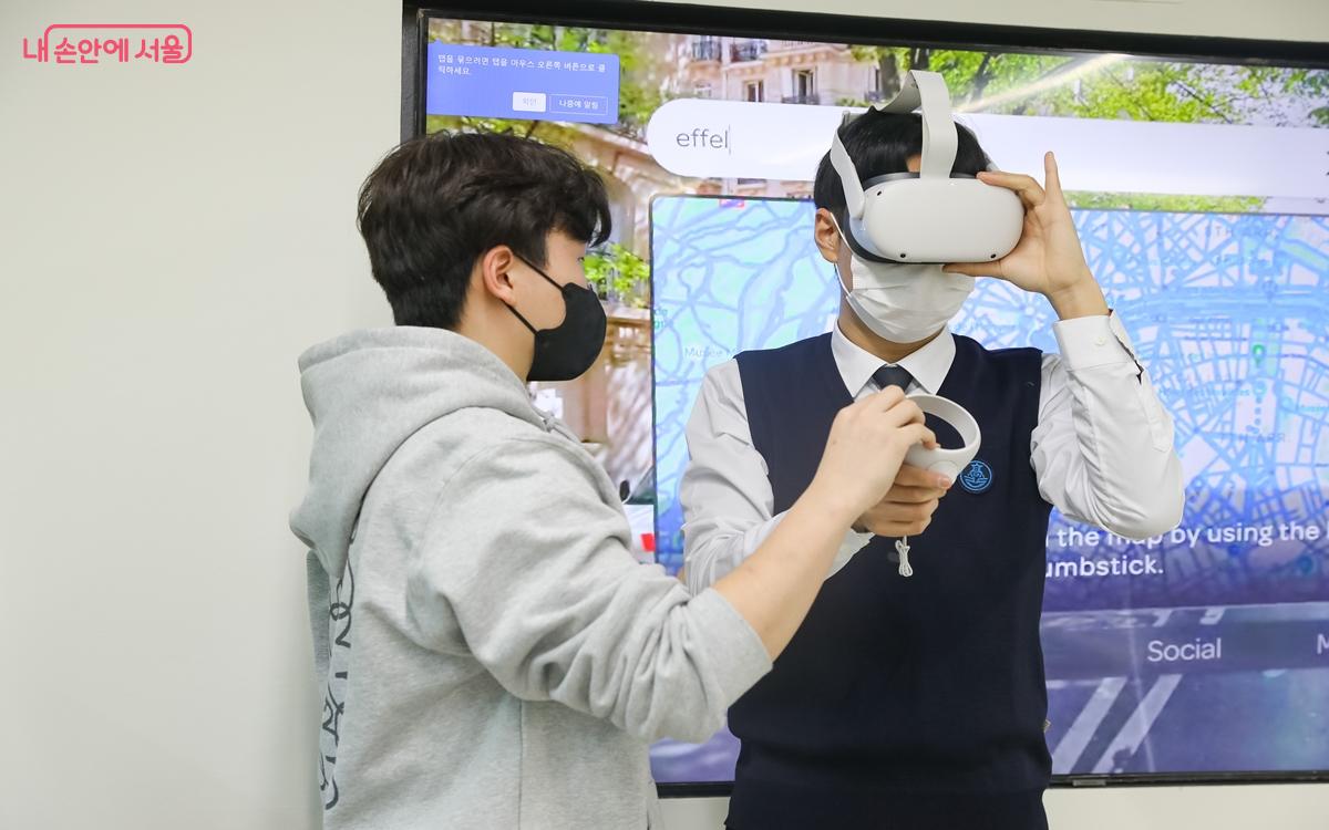 VR 가상 공간을 체험하는 청소년 Ⓒ강사랑