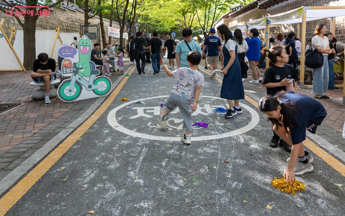 추억의 놀이터에서 제기차기 하는 시민들 ©문청야