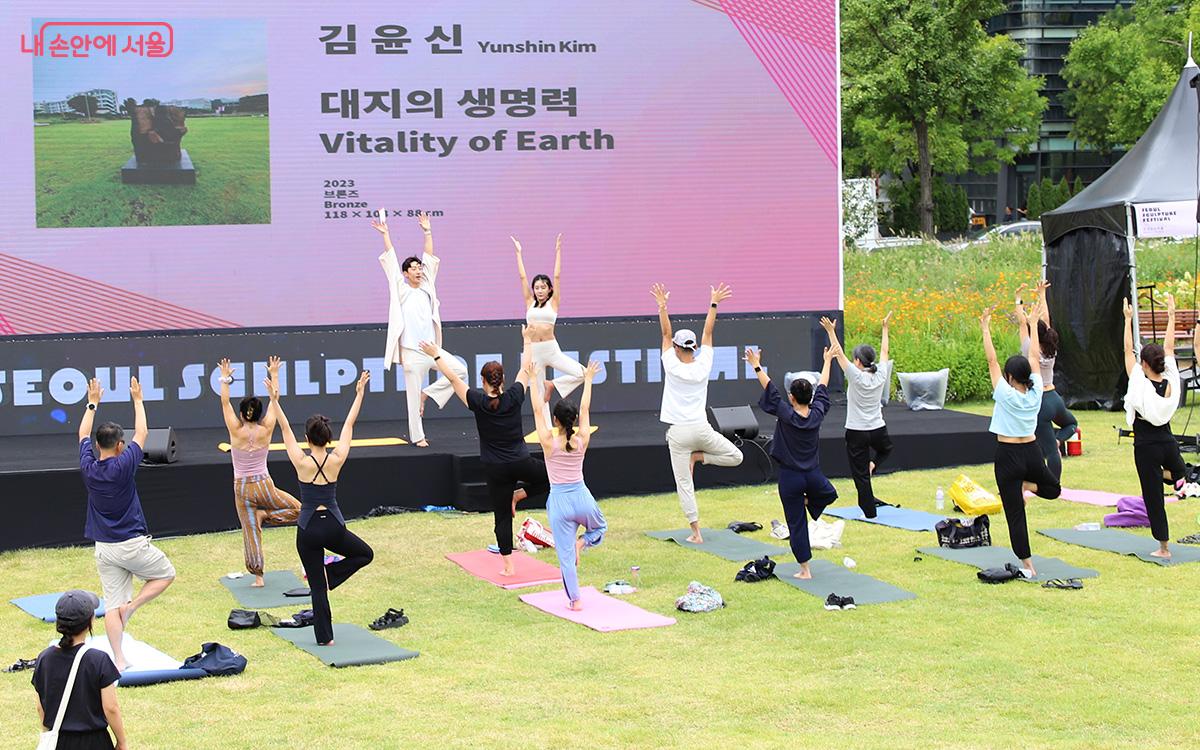 요가의 전통적 요소를 새로운 시각에서 경험할 수 있게 하여 매력적이다. ⓒ이혜숙