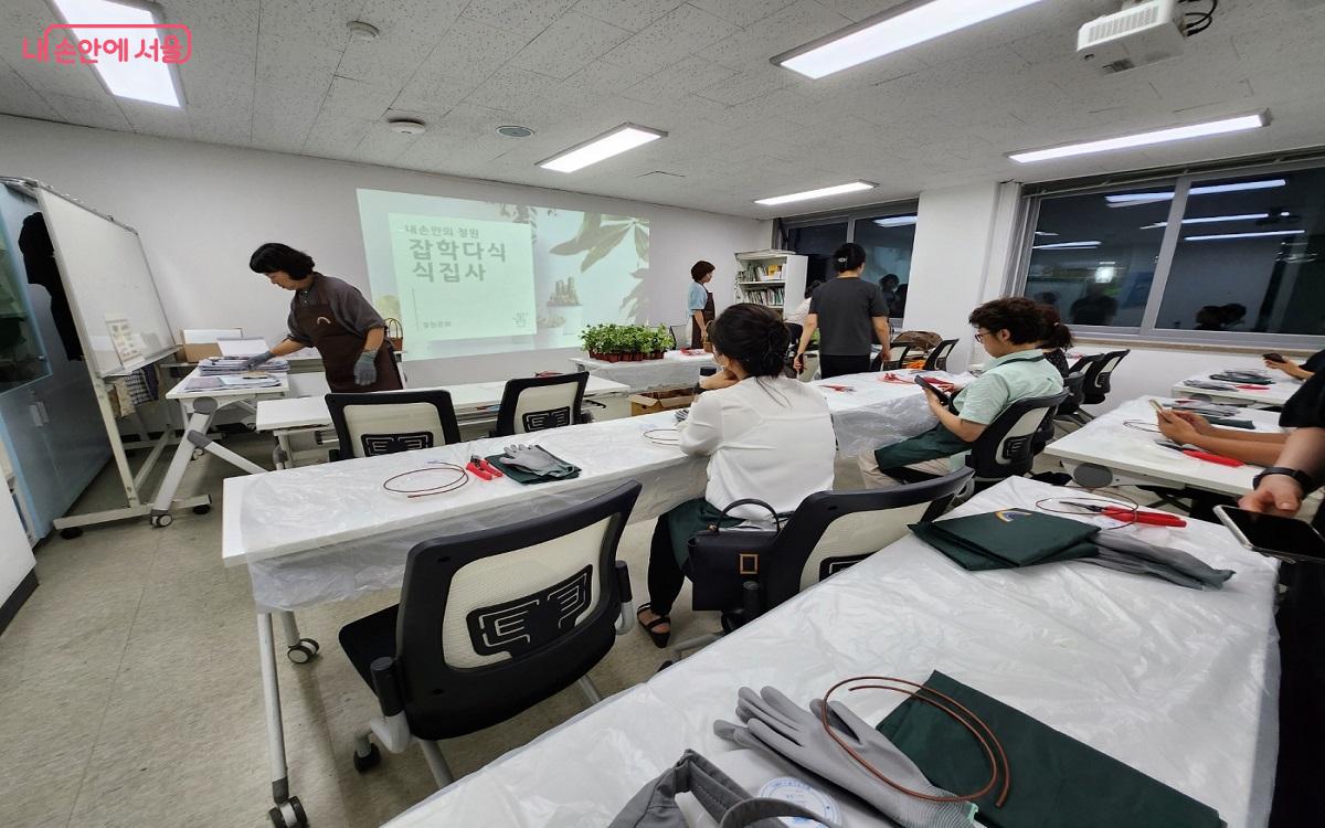 앞치마를 착용하고 실습을 준비하고 있다. ⓒ이소현