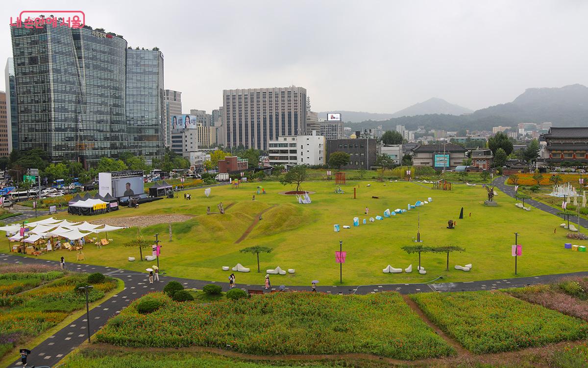 서울공예박물관 옥상 전망대에서 내려다 본 열린송현 녹지광장의 전경 ⓒ이혜숙