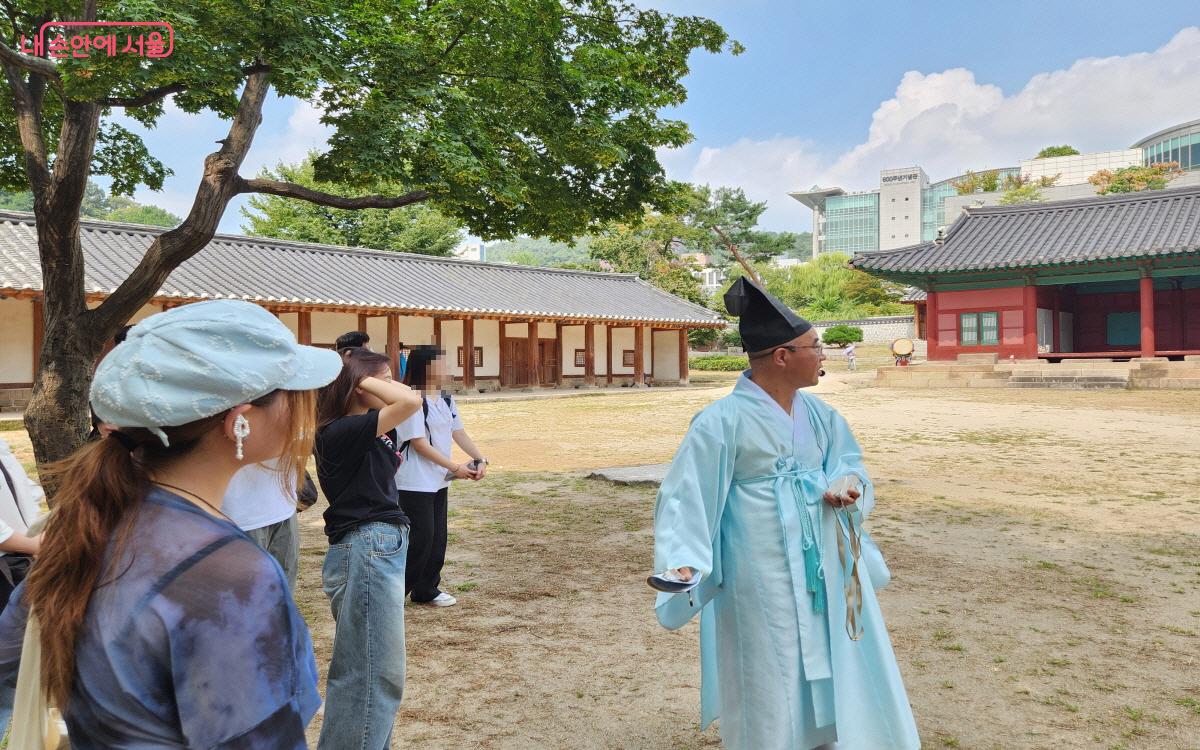 이천승 교수가 성균관을 구성하는 여러 건물의 명칭, 유래 등을 알기 쉽게 알려 주고 있다. ⓒ윤혜숙