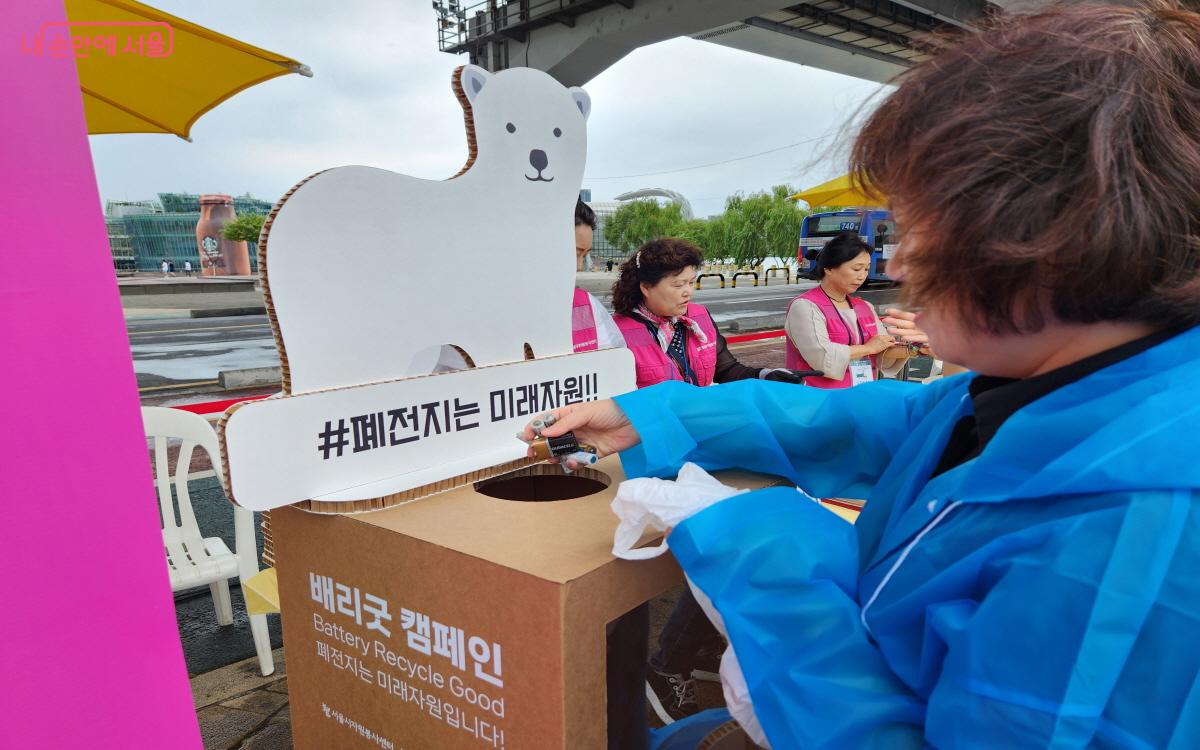 배리굿 챌린지에 참여하기 위해 집에 모아둔 폐건전지를 가져왔다. ⓒ윤혜숙