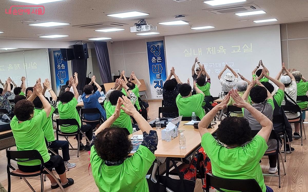 실내 체육수업을 열심히 따라하는 어르신들 ⓒ김윤경