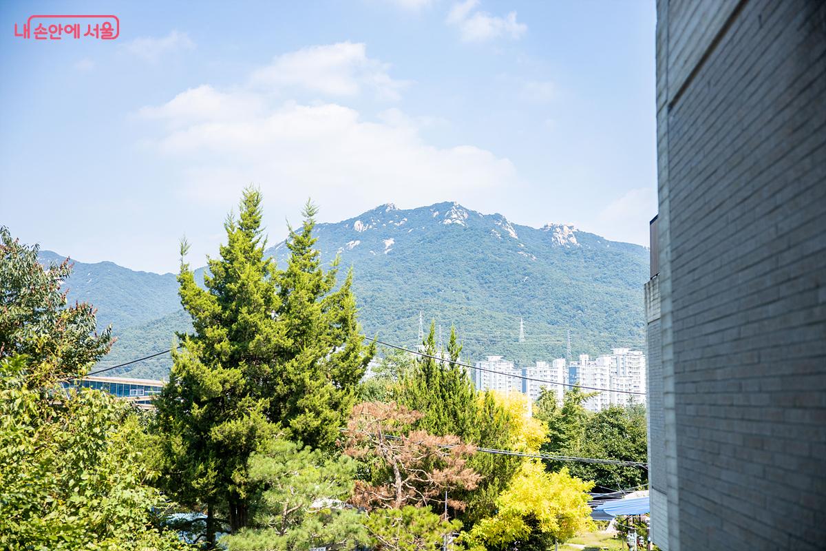 김근태기념도서관의 또 다른 매력은 다양한 발코니 공간에서 바라보는 주변 풍경 감상에 있다. ⓒ임중빈