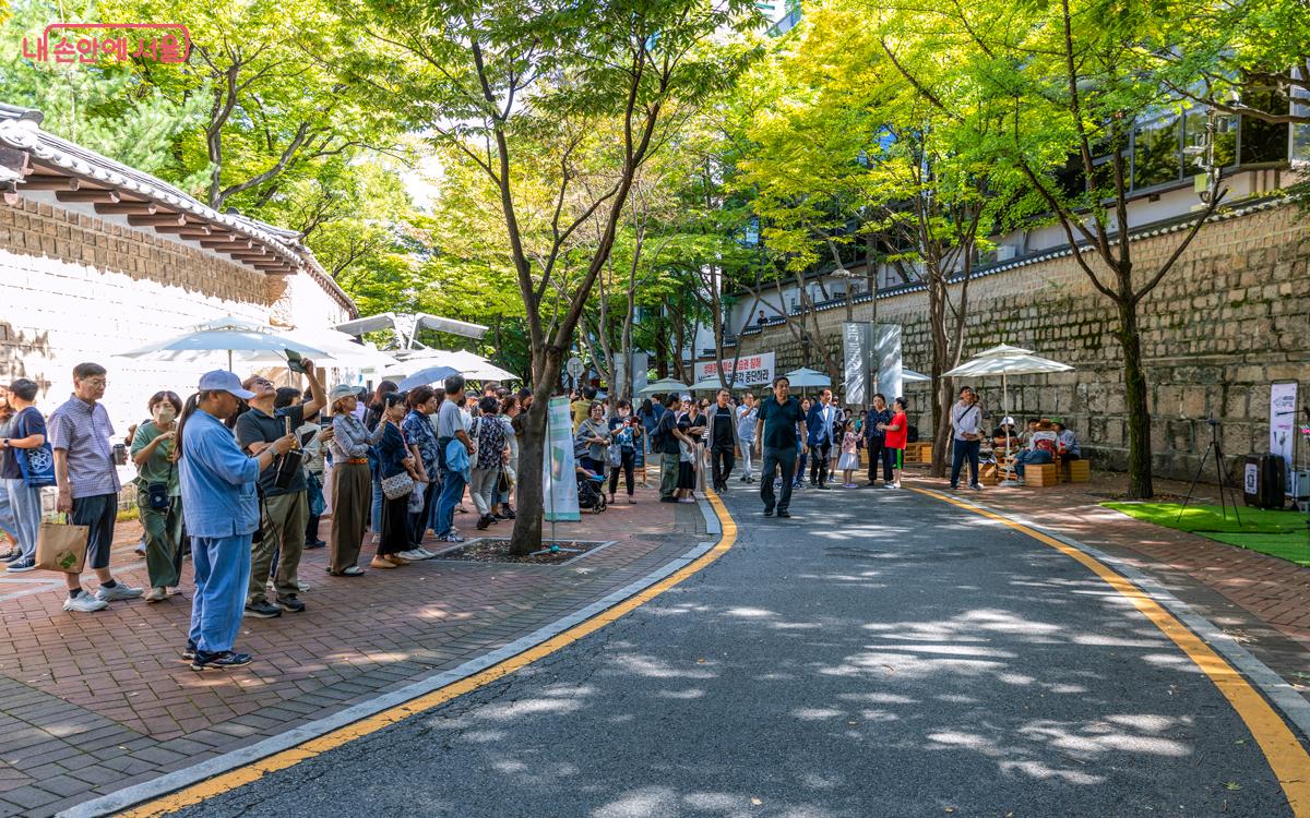 덕수궁길 차 없는 거리에서 버스킹과 티타임을 즐기는 시민들 ©문청야