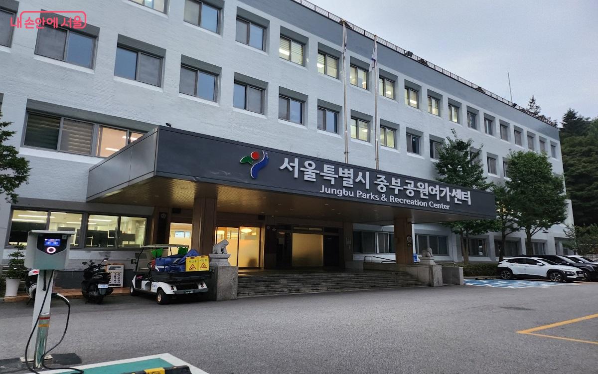 '잡학다식 식집사' 프로그램 참여를 위해 서울시 중부공원여가센터를 방문했다. ⓒ이소현