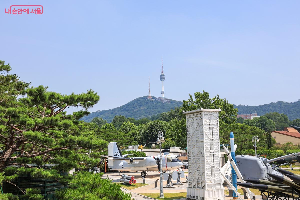 전쟁기념관의 실내 전시 관람을 마친 후, 야외 전시장도 함께 들러보면 좋을 듯하다. ©박우영