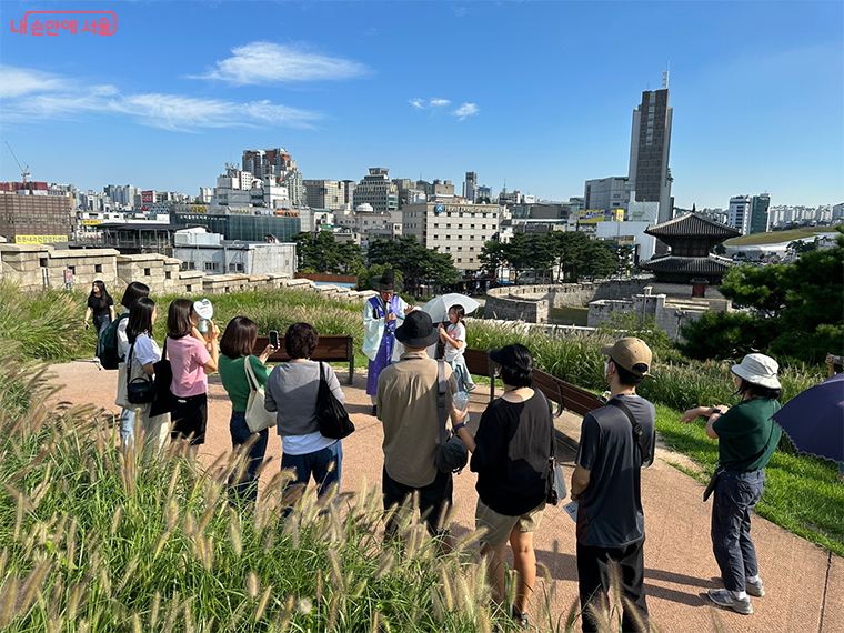 낙산풍류’는 낙산성곽길을 거닐며 가을의 정취를 느껴볼 수 있는 프로그램이다.