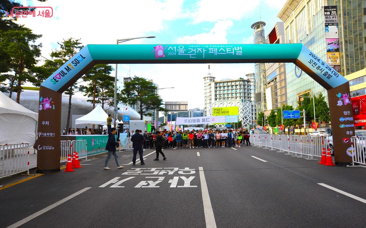 ‘2024 서울 걷자 페스티벌’ 출발선에 선 참가자들 ⓒ조수봉