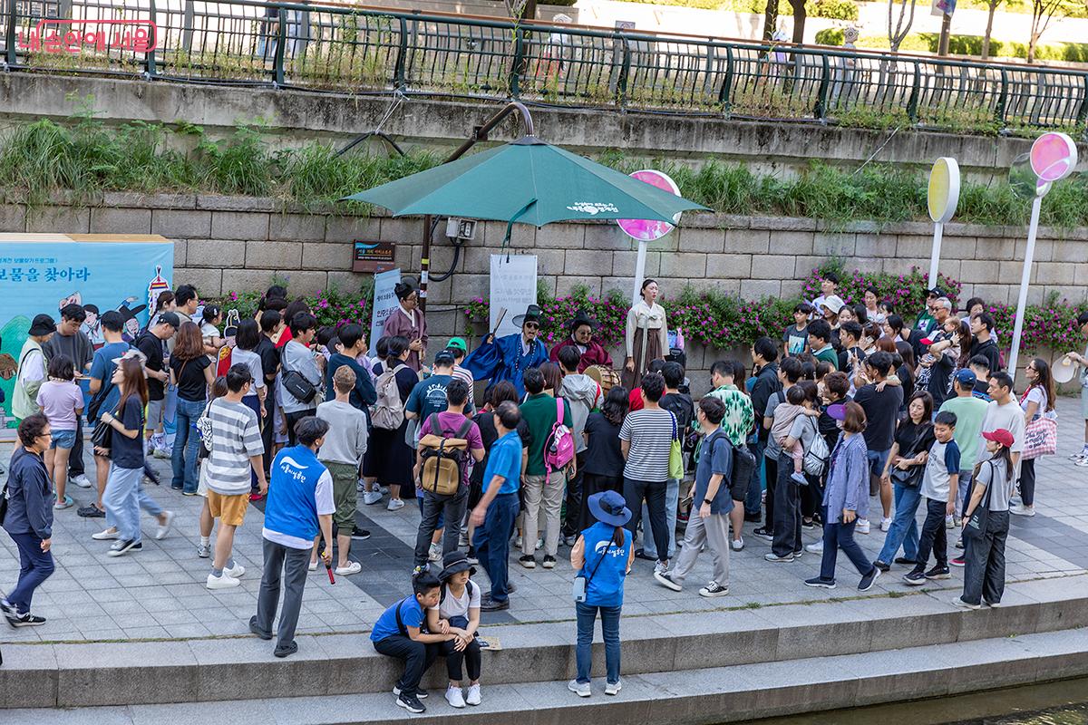 모전교와 광통교 사이에서 승승장구에 대한 스토리를 4명의 배우가 공연하니 시민들이 몰려들기 시작했다. “엄마 친구 아들이 장원급제 했다고?” 출세에 대한 간절한 열망을 극으로 표현한다. ⓒ문청야