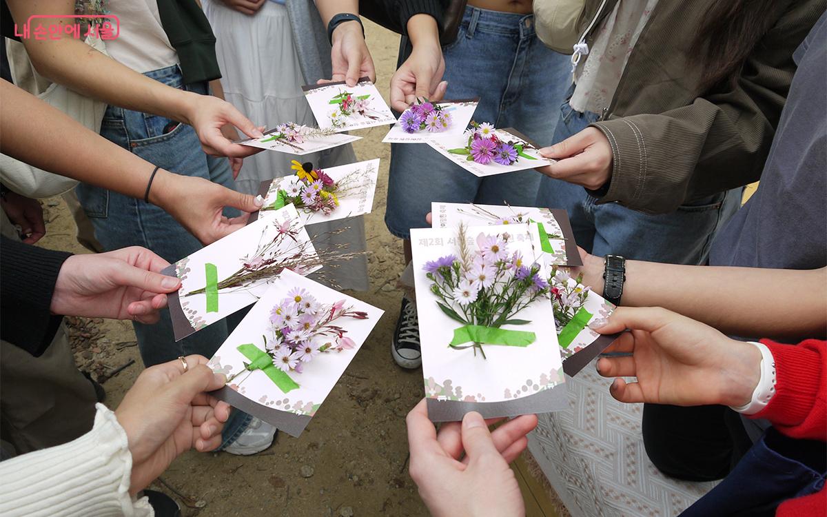 교환학생으로 우리나라를 찾은 외국인 학생들이 가을꽃으로 만든 엽서 ©최윤영