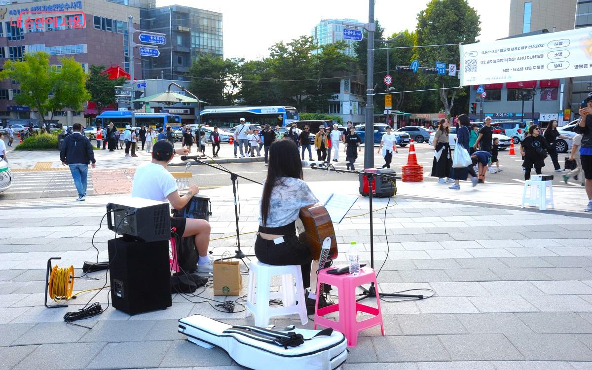 페스티벌 참가자들과 거리 공연 팀이 서로를 격려하고 있다. ⓒ조수봉