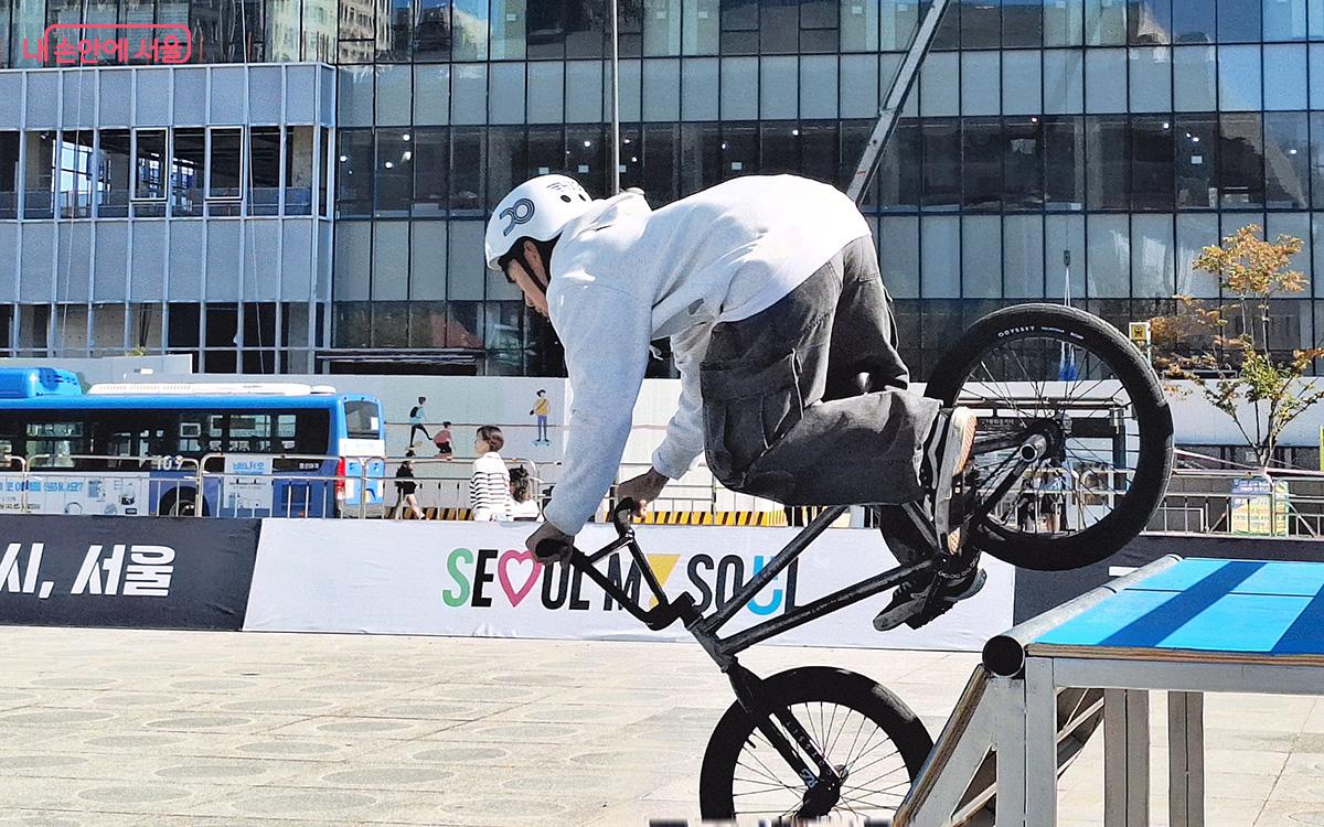 BMX 자전거로 즐기는 익스트림스포츠도 관객들의 눈길을 끌었다. ©정향선