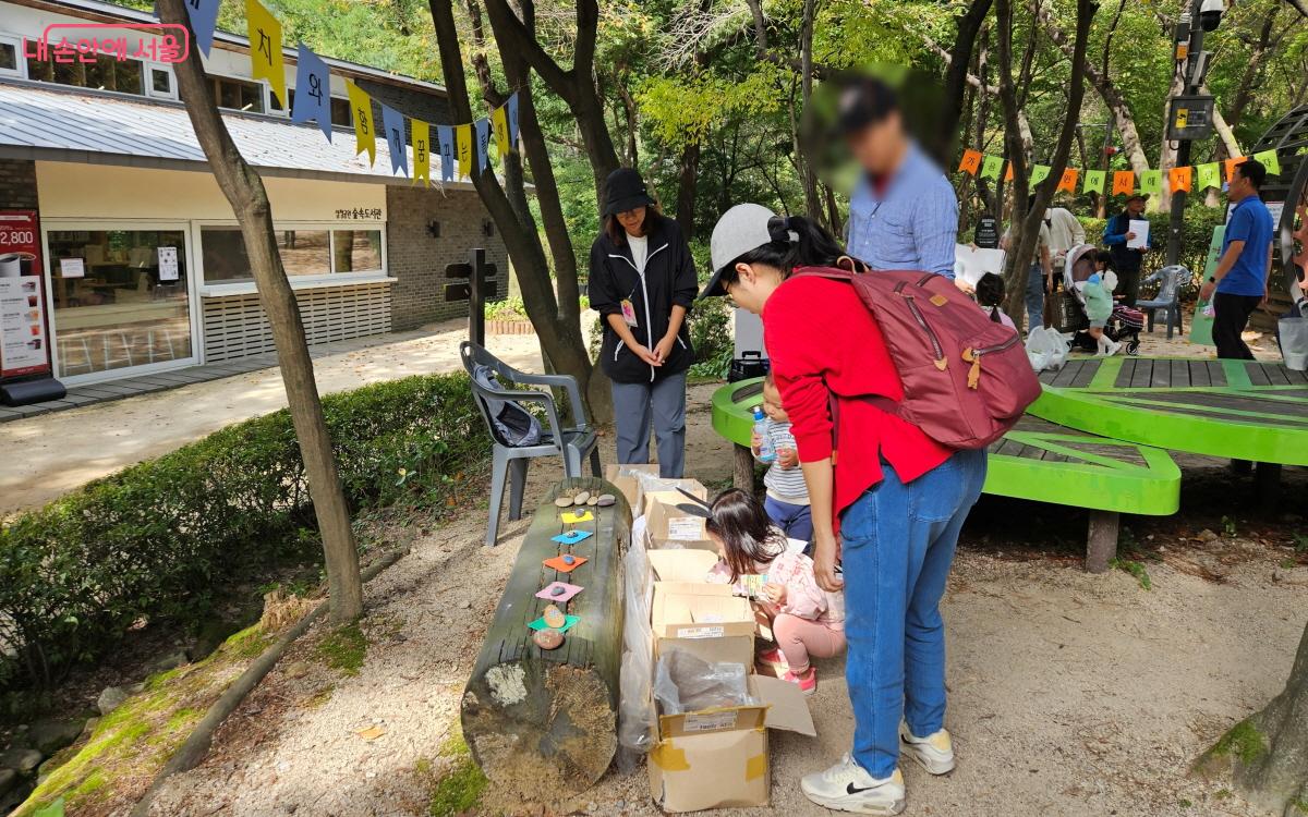 아이들이 마음에 드는 돌멩이를 고르느라 한참을 들여다보았다. ⓒ이선미