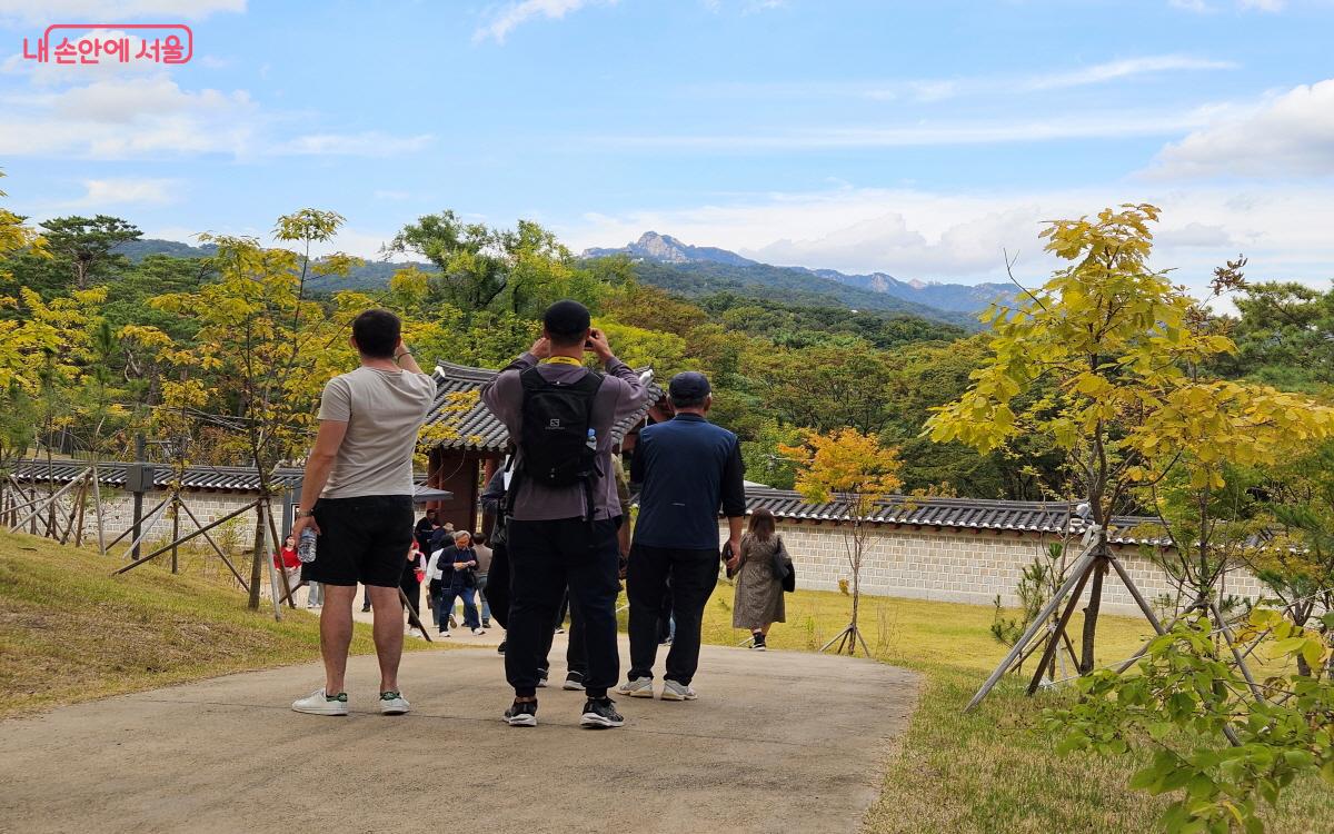 호젓하게 산책로를 걷다가 불현듯 나타난 풍광에 관람객들이 사진을 찍고 있다. ⓒ이선미