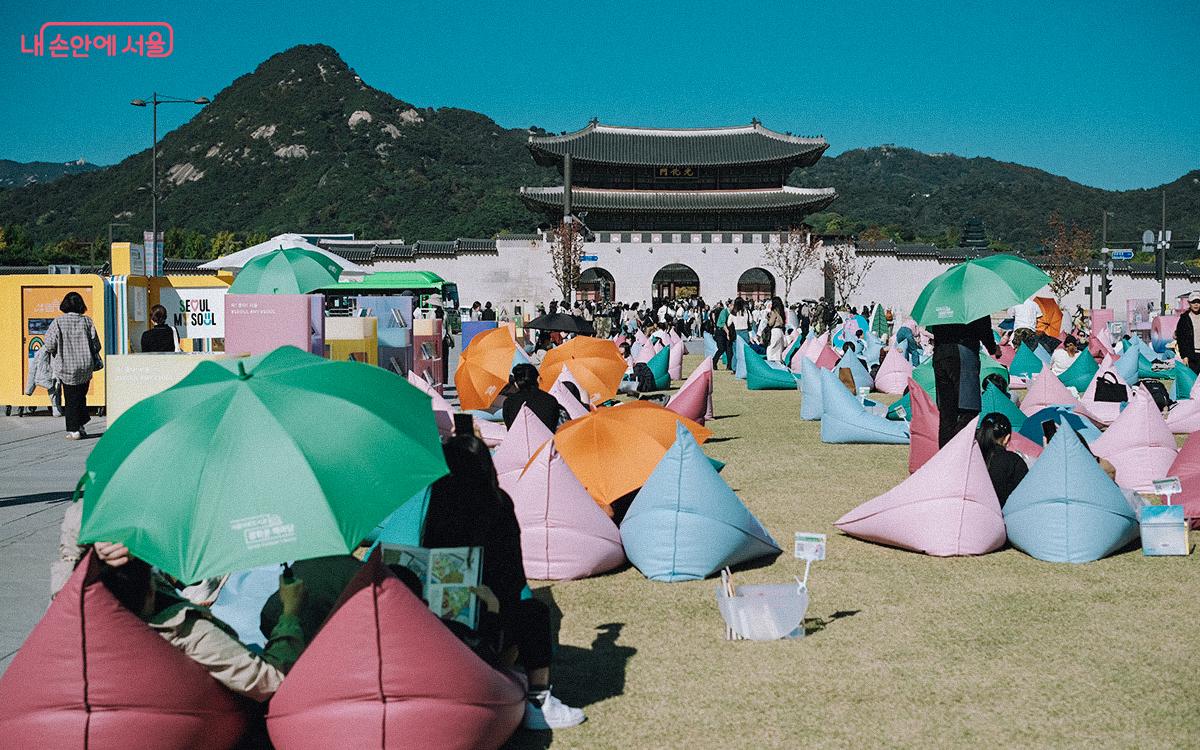 광화문광장 육조마당에 조성된 서울야외도서관에서 시민들이 독서를 즐기고 있다. ©김아름