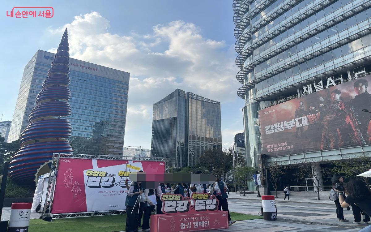 줍깅을 마친 단체 참가자들이 인증샷을 찍고 있다. ⓒ이정민