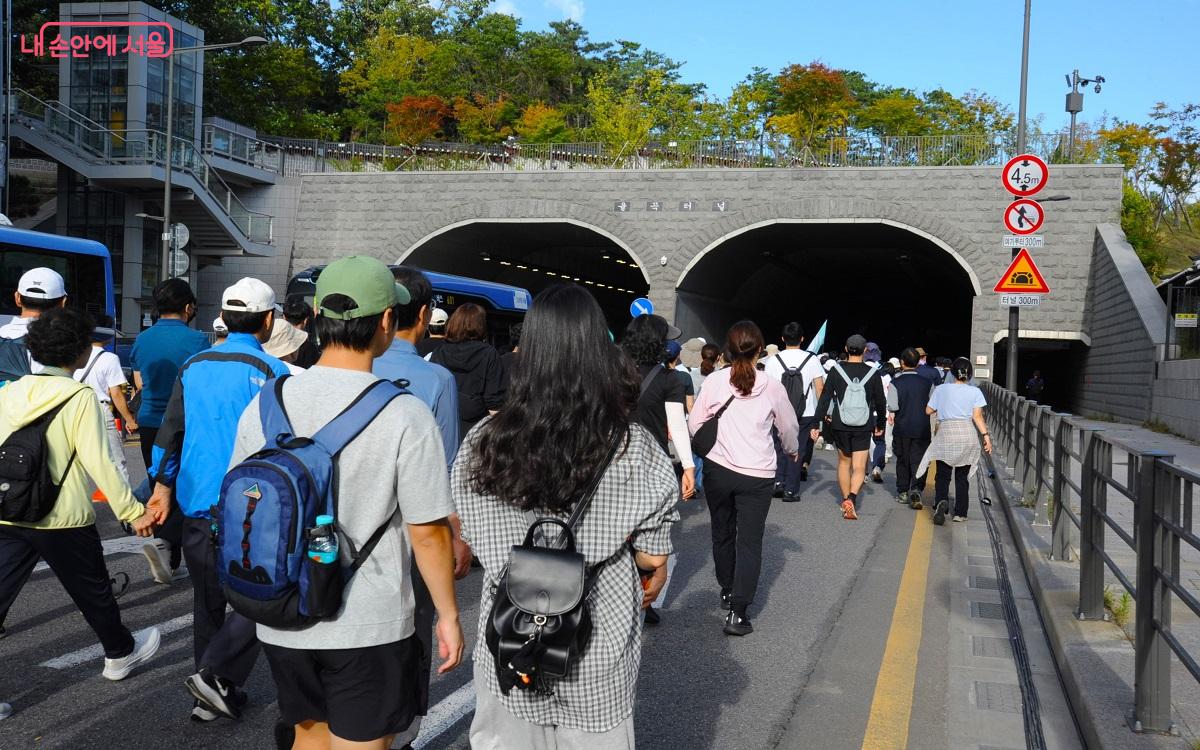 ‘궁궐담장길’ 아래 율곡터널로 진입하는 참가자들 ⓒ조수봉