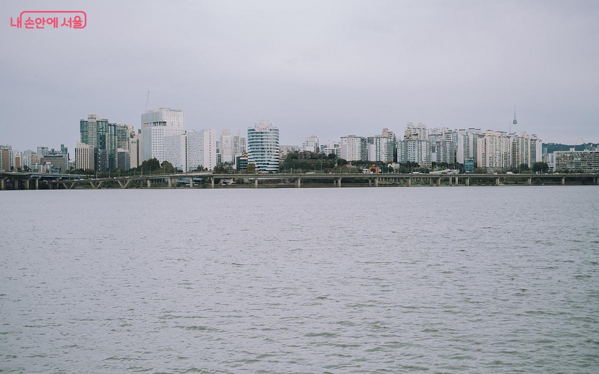 여의도한강공원에서 바라본 한강. 현재 이 일대에 여의도 선착장 조성공사가 진행 중이다. ©김아름