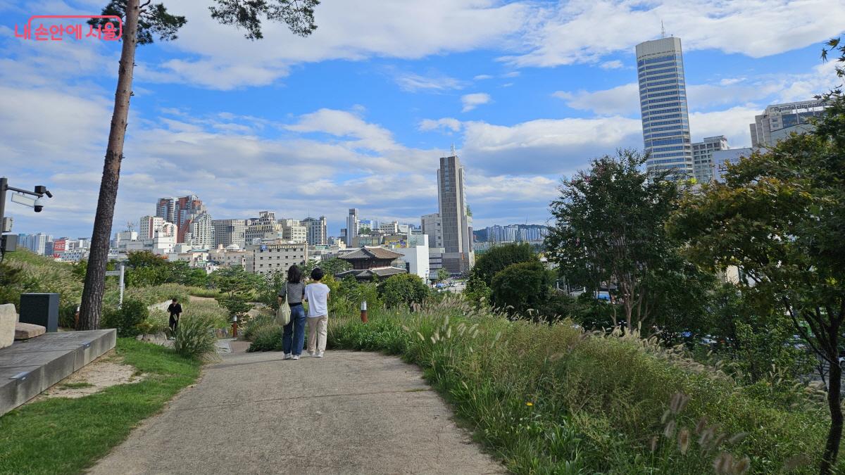 함께 신청한 모녀가 ‘낙산풍류’를 시작하며 흥인지문 방향으로 이동하고 있다. ⓒ이선미 