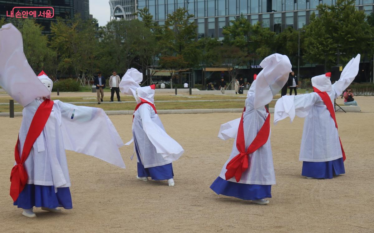 무사히 연희를 마치기 위해 비는 의식무인 ‘사상좌춤’. ⓒ심재혁