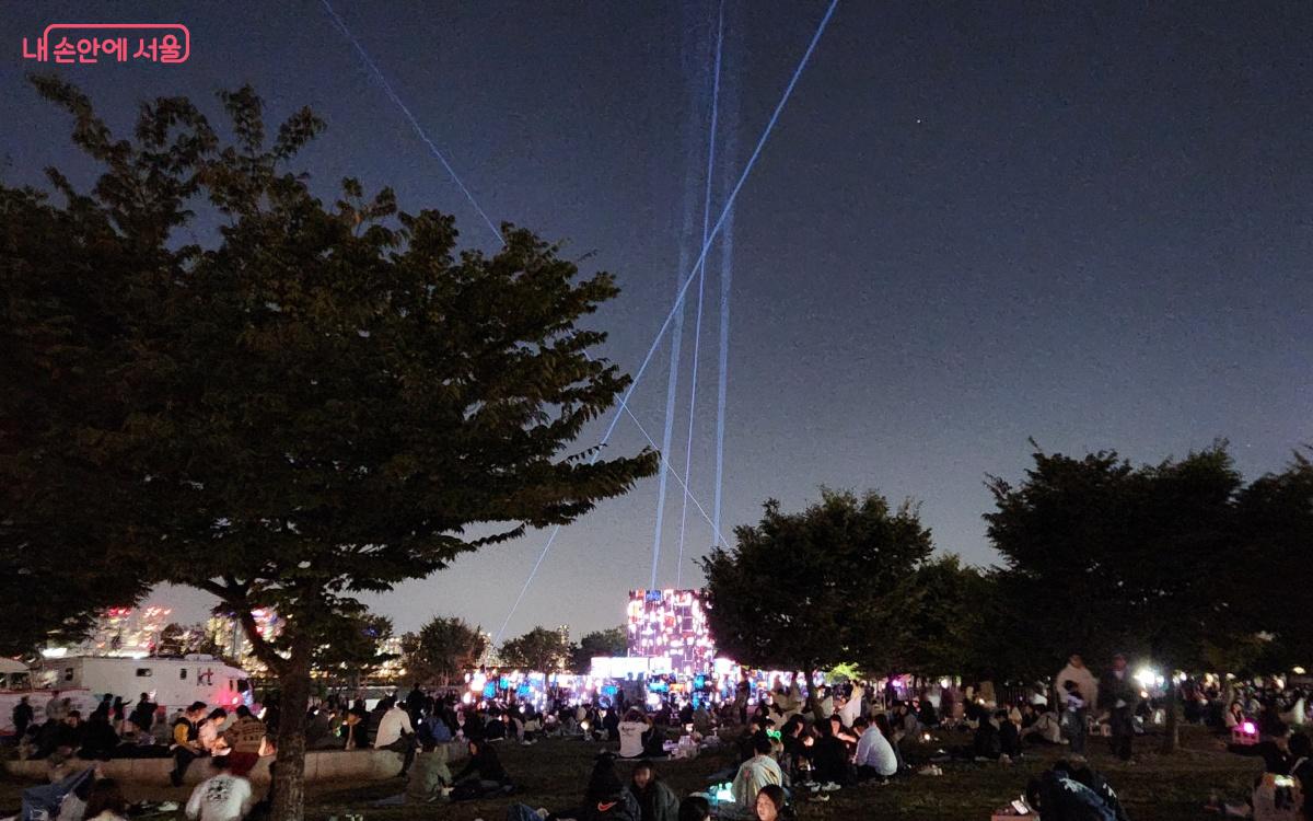 먼 곳에서 펼쳐지는 영상을 관람하며 새로운 빛을 바라본다. ©김미선