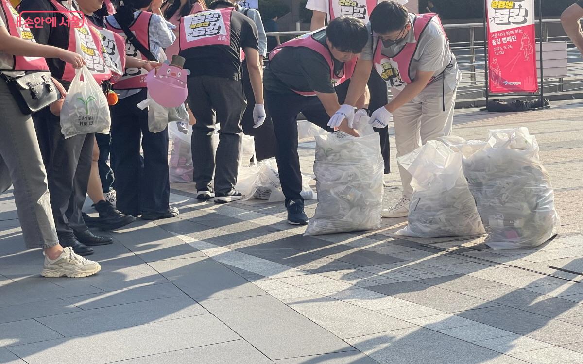 한 시간 동안 수거한 쓰레기를 종량제 봉투에 담고 있다. ⓒ이정민 