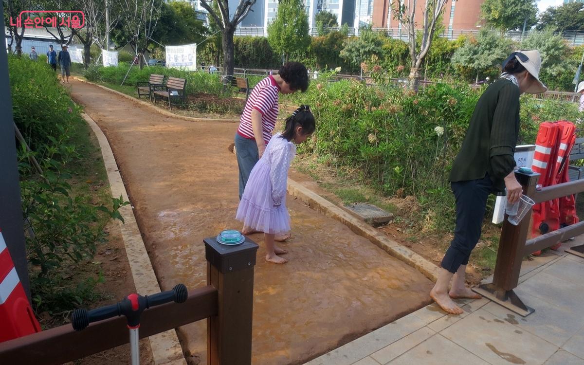 잘 다듬어 만들어진 황톳길을 걷고 있는 시민과 아이 ©박칠성