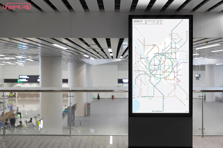 올해 신형 서울지하철 노선도가 각 지하철역사 등에 게시됐으며, 역을 찾는데 소요되는 시간이 단축된 것으로 확인됐다.